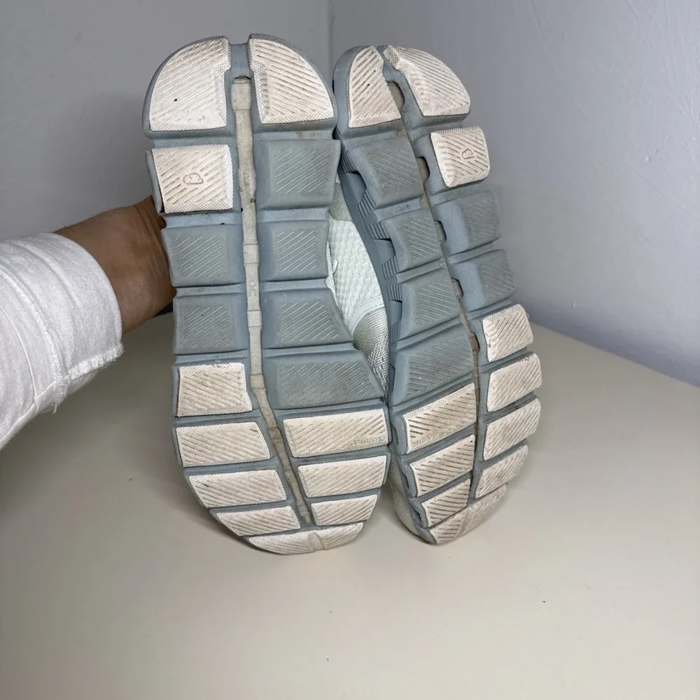 On Running Women's Light Grey Athletic Shoes Size (9) 40.99036